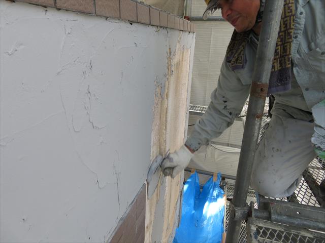 タイル職人さんは体重を左官ごてに預けながら、ＭＥベースをＡＬＣの気泡に入れ込む気概で施工しています