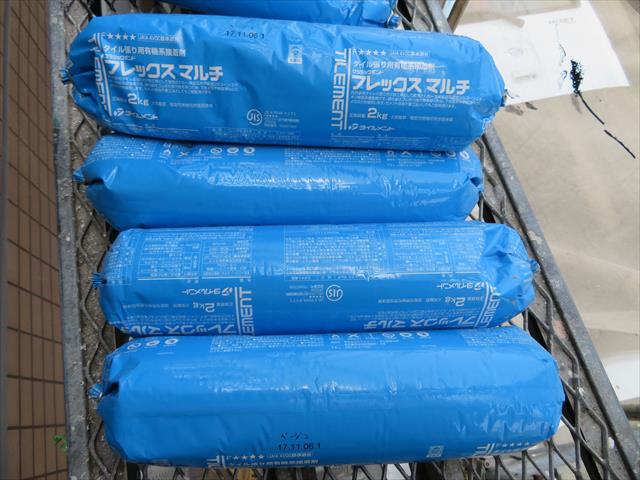 従来から使用されるモルタル系タイル接着剤ではなく、変成シリコン系弾性接着剤は揺れエネルギーを吸収しタイルの剥離を回避します。