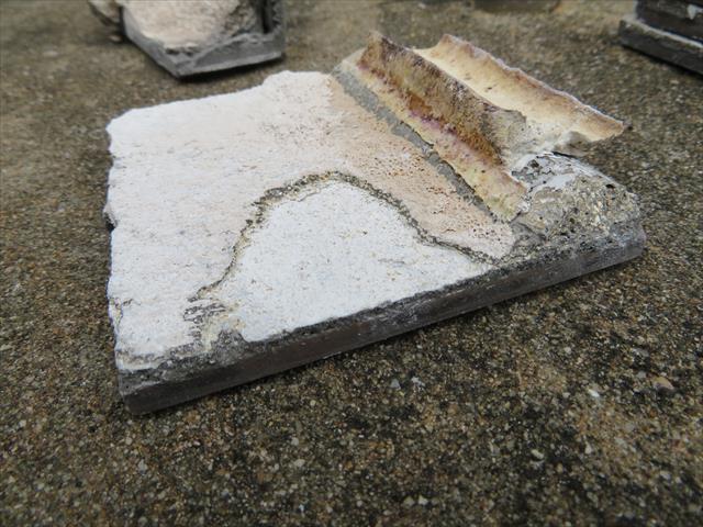 外壁タイルと接着用モルタルは、ＡＬＣと質量が異なる事で生じる強弱関係ができるので、それを克服する対策を講じます。