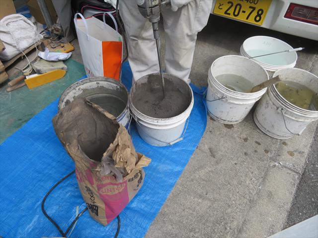 外壁タイルを接着させるモルタルは、超微粒子のセメントを練り、乾燥硬化した後は隙間がなくなり単位質量が大きい物になります。