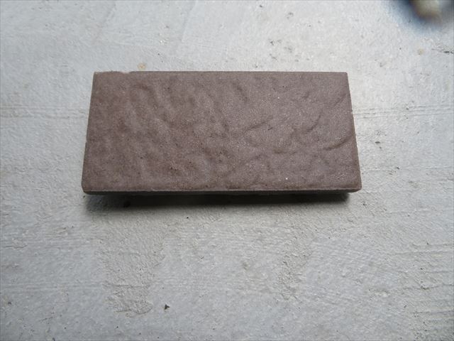 試験斫りで生け捕りしたモザイクタイルを持ち帰りサンプル品と見比べる