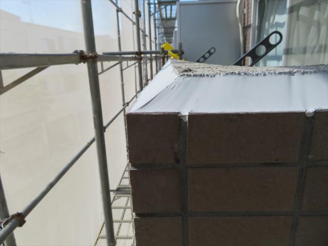 外壁タイルの水平な天端にポリウレタン系コーキング材を傾斜が出来るように打設すると、天端の雨水は瞬時に遮水され雨漏りしにくい構造になる。