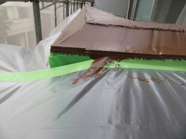 外壁タイルと外壁本体の干渉目地に打設したコーキング剤にも微弾性フィラーを塗布したあと、日本ペイントのパーフェクトトップ仕上げ用塗料を２回塗った