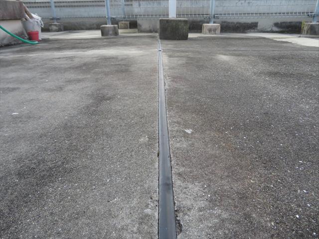 水平に見える陸屋根の表面は水勾配が設けられていて雨水の排水計画が盛り込まれている