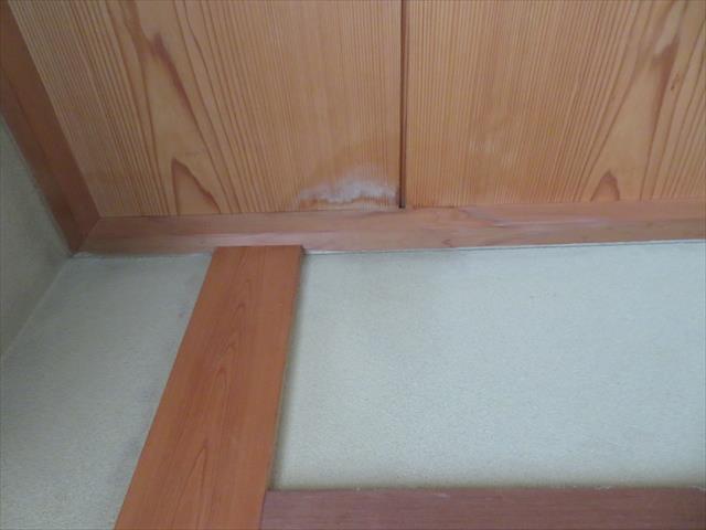 シンダー内部のアスファルト防水が限界を超えたビルの屋上から雨水が入り、階下の居室の天井に雨漏りのシミができてしまった