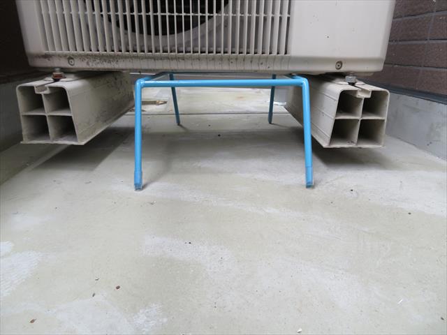 防水工事をする時に、エアコン室外機は撤去しにくいので、架台で床から縁を切っておく