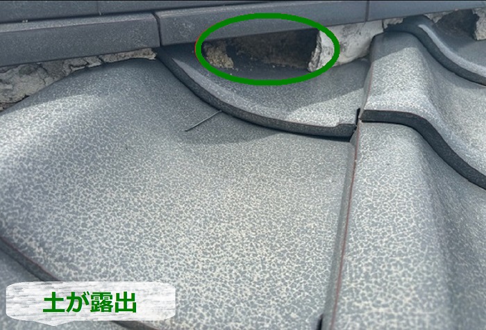 漆喰が剥がれて土が露出