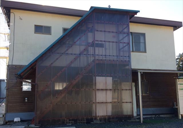 大型の工事現場ではプレハブを建設して事務所として使われ一部を住居としても使います