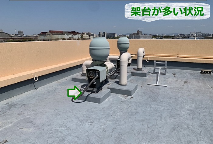 商業施設の屋上には架台が多い