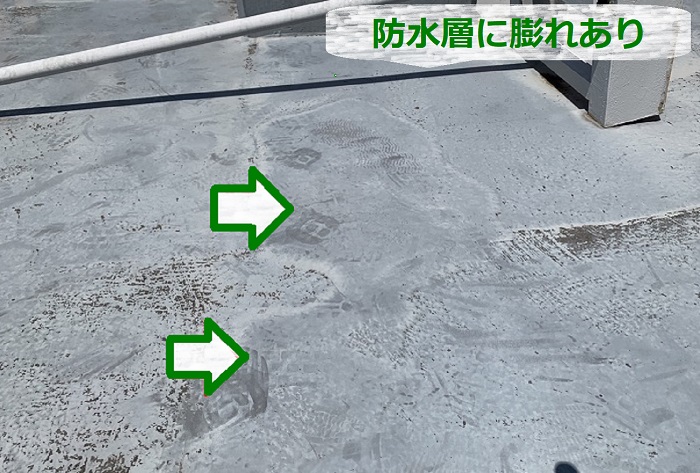 雨漏りしている商業施設の防水層に膨れあり