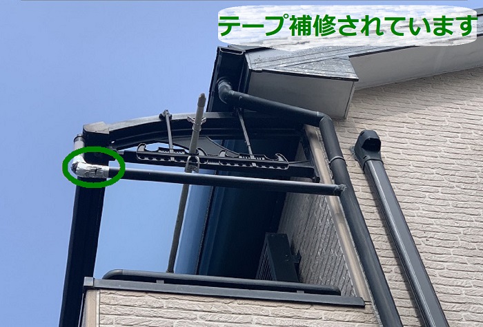 芦屋市で部分修理を希望されている雨樋はテープ補修されてます