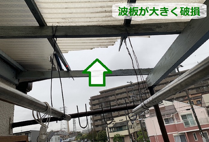 2階ベランダの波板が大きく破損している様子