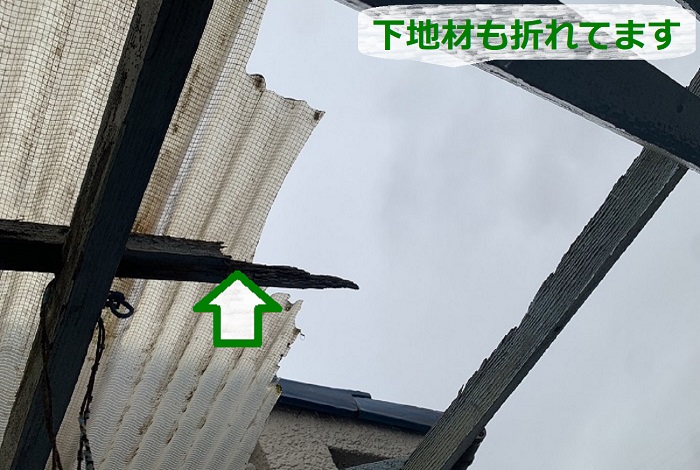 ベランダ屋根の下地材が折れている様子