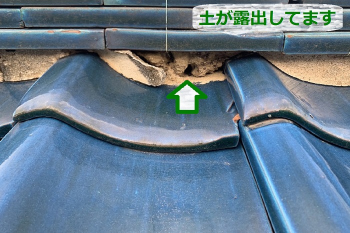 築40年以上のアパートで瓦屋根の土が露出