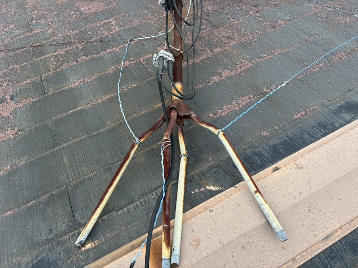 倒壊しているアンテナ