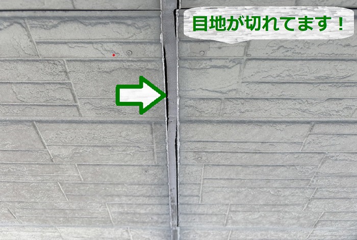 ２階建て戸建ての外壁サイディングの目地が綺麗ている様子