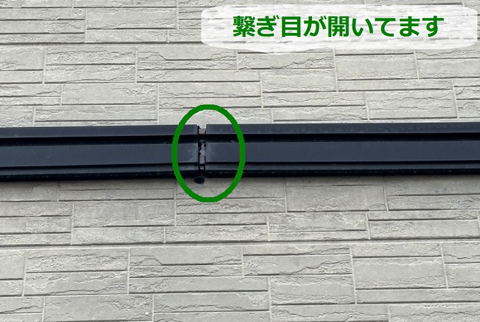 ２階建て戸建ての外壁腰帯のつなぎ目が開いている様子