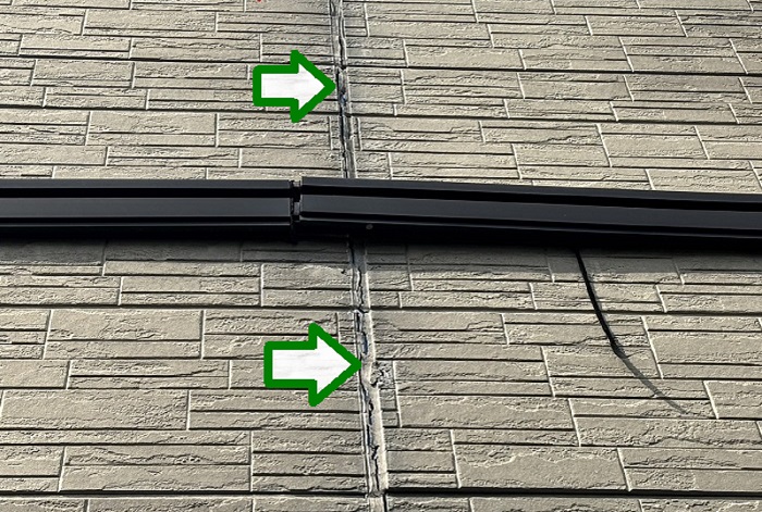 外壁サイディングの目地がひび割れている様子