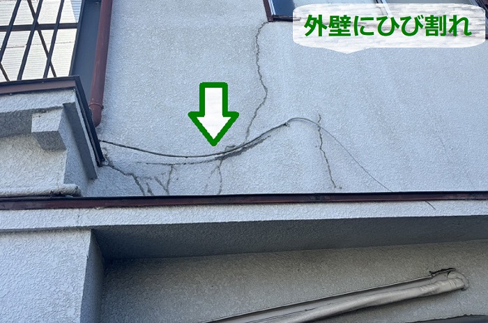 出窓上の外壁にひび割れ