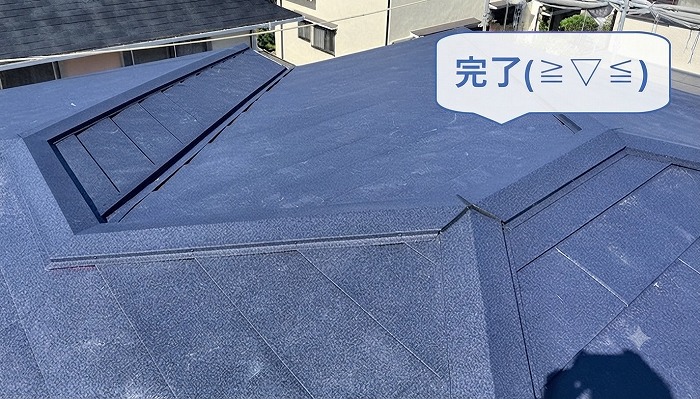宝塚市で温水パネル設置の寄棟カラーベスト屋根の重ね葺き工事が完了した現場の様子