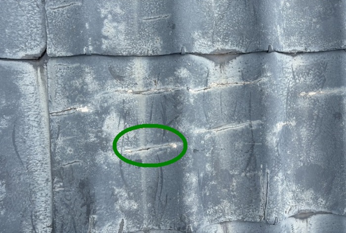 セキスイ瓦Uがひび割れている様子