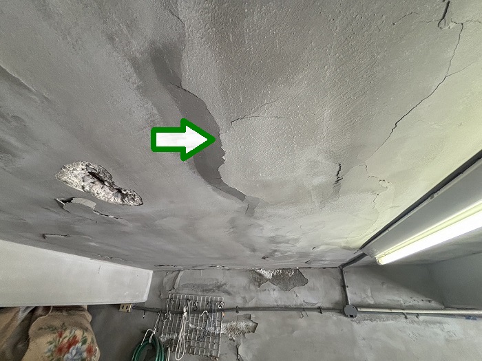 掘り込みガレージの剥がれかけた天井