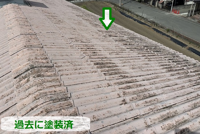 工場屋根の波型スレート屋根が色あせている様子