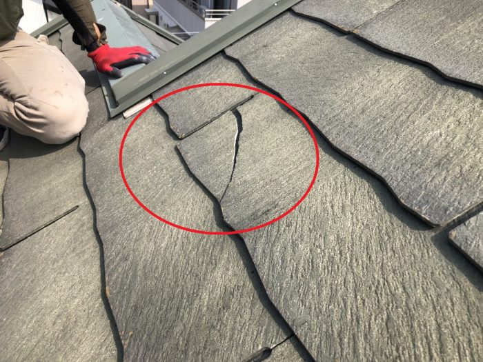 割れたスレート屋根修理前