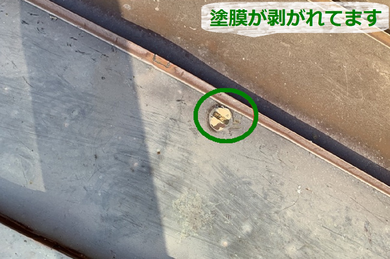 エントランス屋根の塗膜が剥がれている様子