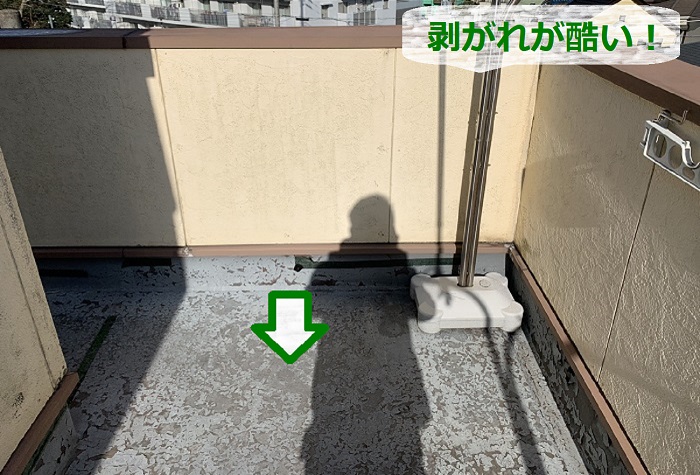 雨漏りしているバルコニー防水の剥がれが酷い様子