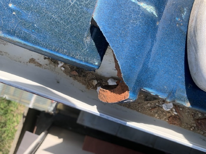 宝塚市で台風被害を受け火災保険申請を行う現場