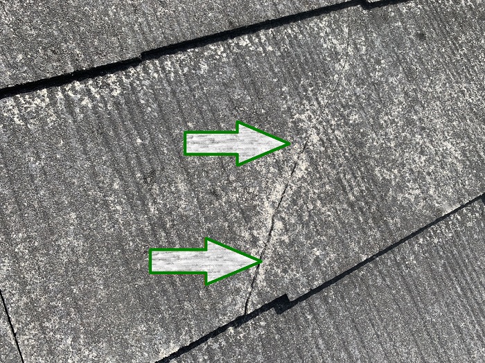 スレート屋根がヒビ割れている様子