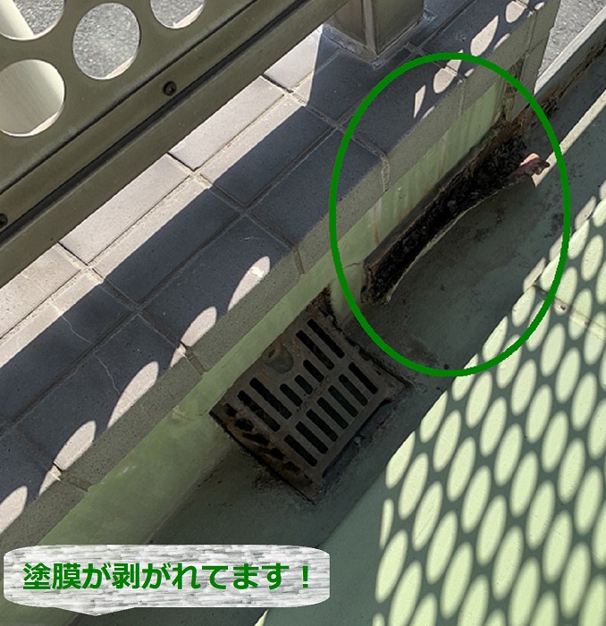 マンション廊下の塗膜が剥がれている様子