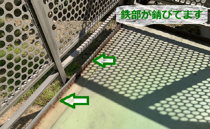 マンション階段の鉄部が錆びている様子