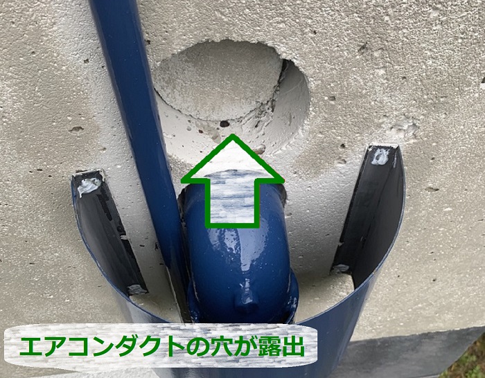 雨漏り原因調査している戸建てでエアコンダクトの穴をチェック