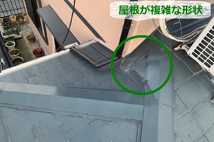 西宮市で戸建ての雨漏り無料診断を行っている現場は屋根が複雑な形状