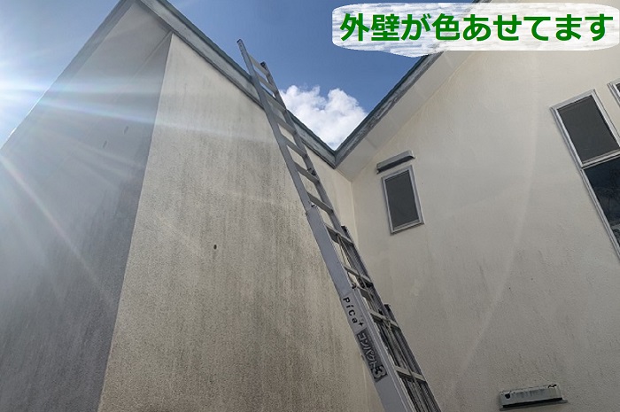 中古住宅の屋根と外壁を無料点検している現場で外壁チェック