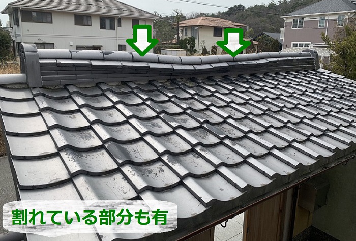 玄関屋根の棟瓦が崩れている様子