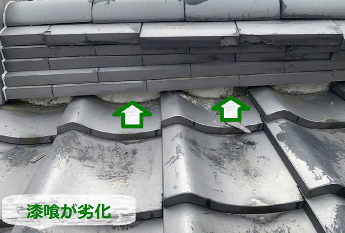 芦屋市で玄関屋根の棟瓦の漆喰が劣化している様子
