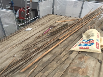 瓦桟の取り外し上げ機で降ろす