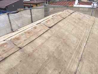 屋根表面の清掃作業