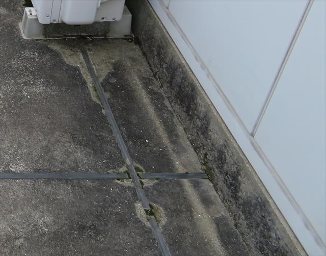 仮設設備であるプレハブも設置する時は基礎コンクリートをスラブに打設してアンカーで固定する