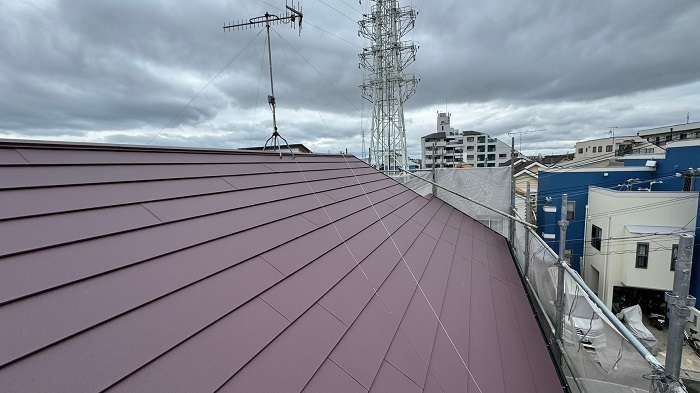加東市で2階建ての屋根台風対策で割れの多いスレート屋根へカバーした後の様子