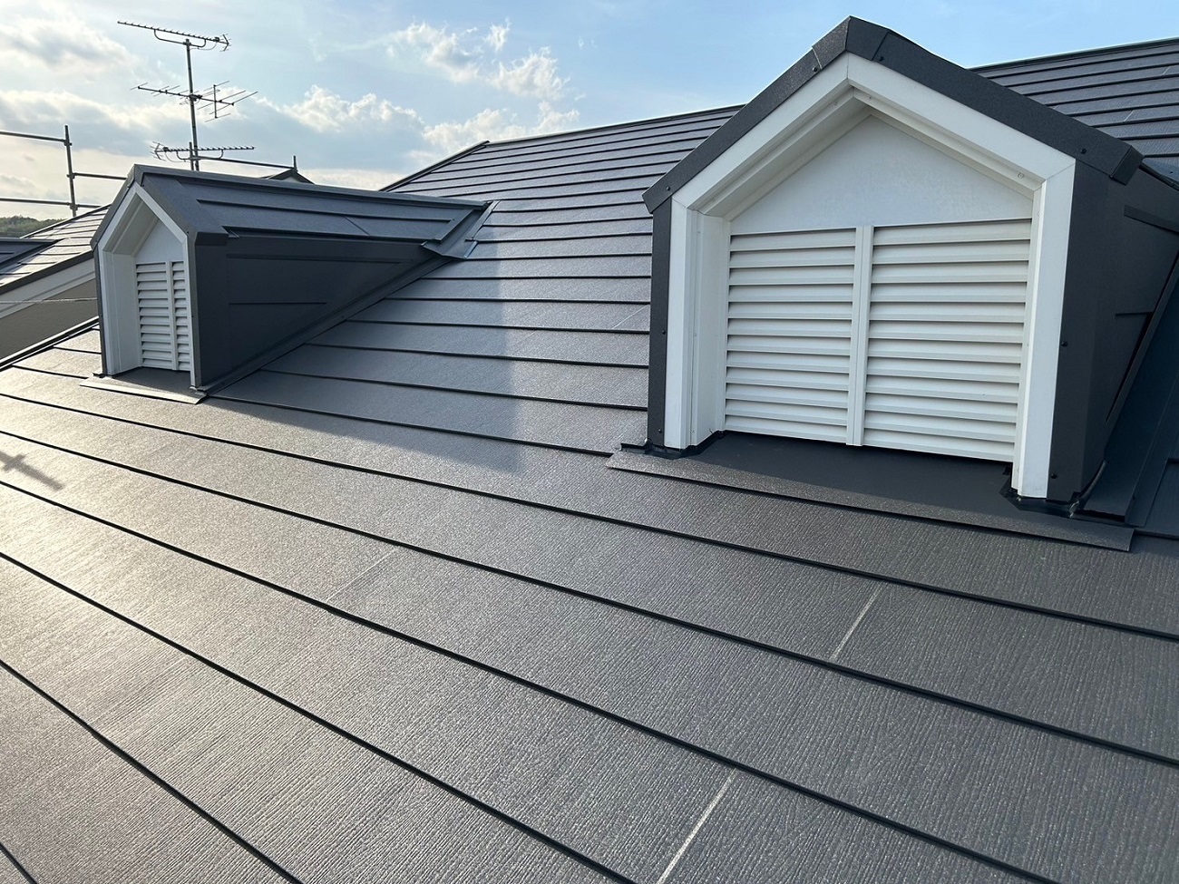 川西市でマンションの鳩小屋付きスレート屋根へのカバー工事を行う前の様子