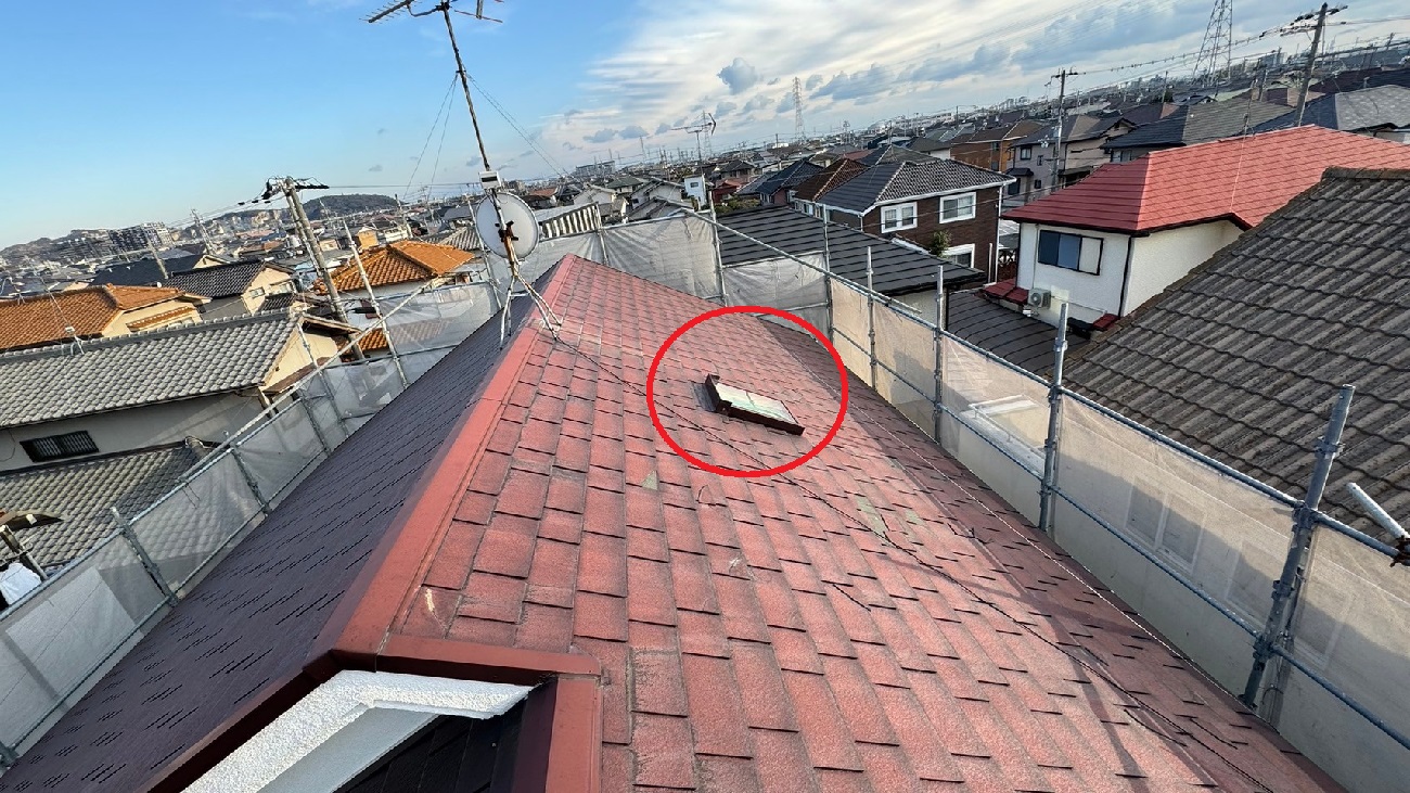 加東市で天窓からの雨漏りを解決する為板金工事を行う前の様子