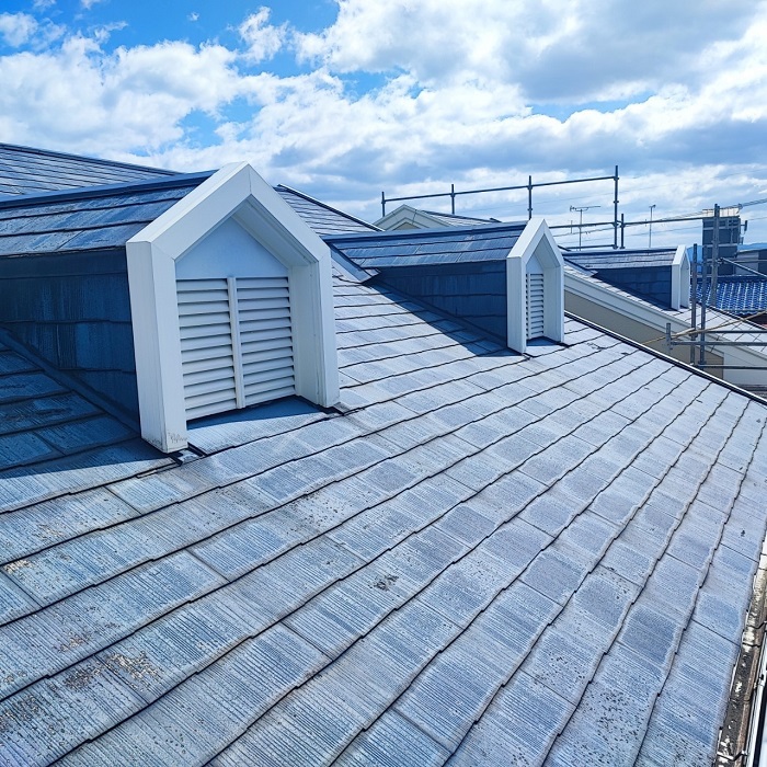 川西市でマンションの鳩小屋付きスレート屋根へのカバー工事を行う前の様子