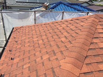 寄棟屋根の隅棟(下り棟)を役物を使わず同一素材のシングル材で仕上げた