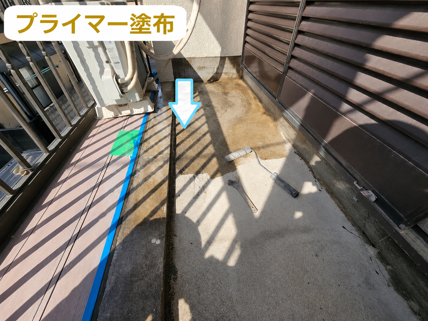 川西市で面積６㎡のクラックが発生したバルコニーへのウレタン防水密着工法を行う現場でプライマー塗布