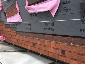 アスファルトシングル材オークリッジスーパーの吹き始めである軒先の状態 雪止め金具を設置する