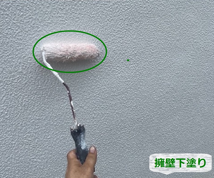 擁壁の塗り替えで下塗り
